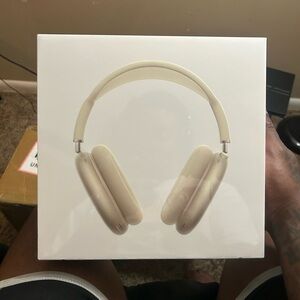 Apple AirPods Max in Cream